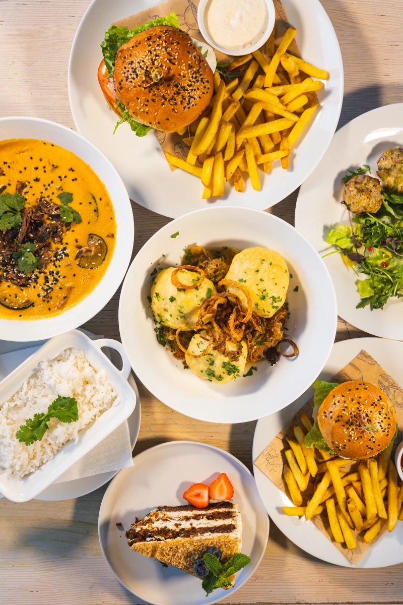 Ukázka různých jídel na stole – profesionální food fotografie menu pro restauraci Gutovka.