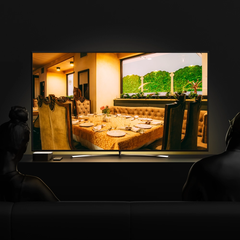 Záběr interiéru restaurace Sangam na televizní obrazovce – prezentační video pro gastro podnik.